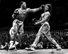 Joe Frazier beats Muhammed Ali